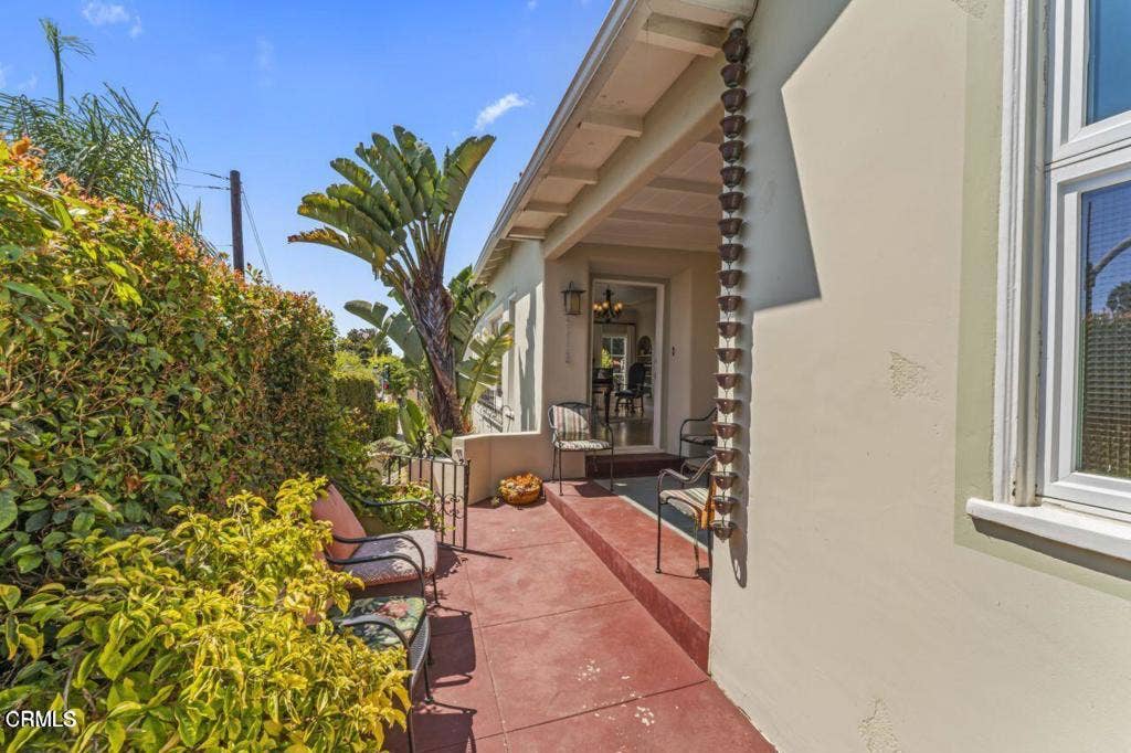 1497 E Main Street, Ventura, CA 93001 front porch