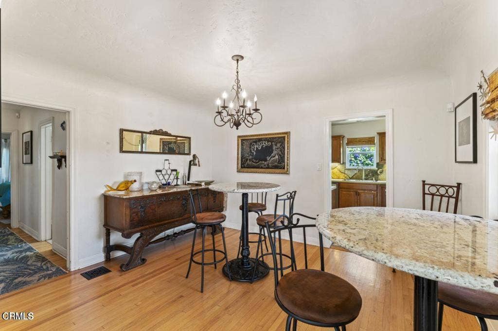 1497 E Main Street, Ventura, CA 93001 dinning