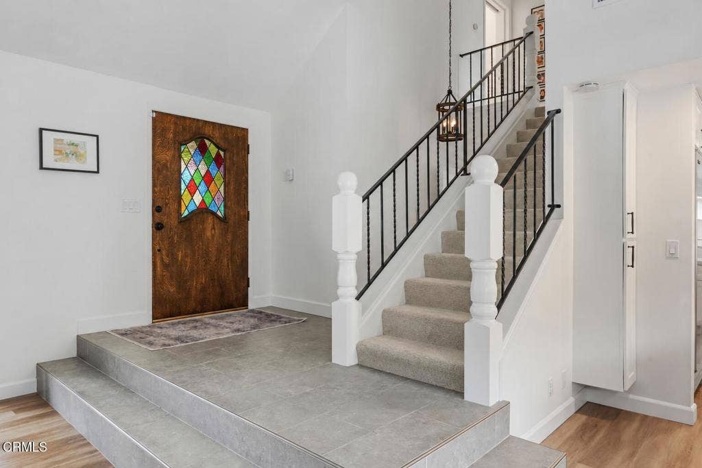 1504 Live Oak Lane, Santa Barbara, CA 93105 04- Foyer No baby gate