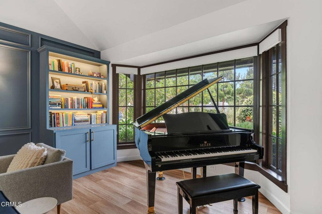 1504 Live Oak Lane, Santa Barbara, CA 93105 09-Living Room