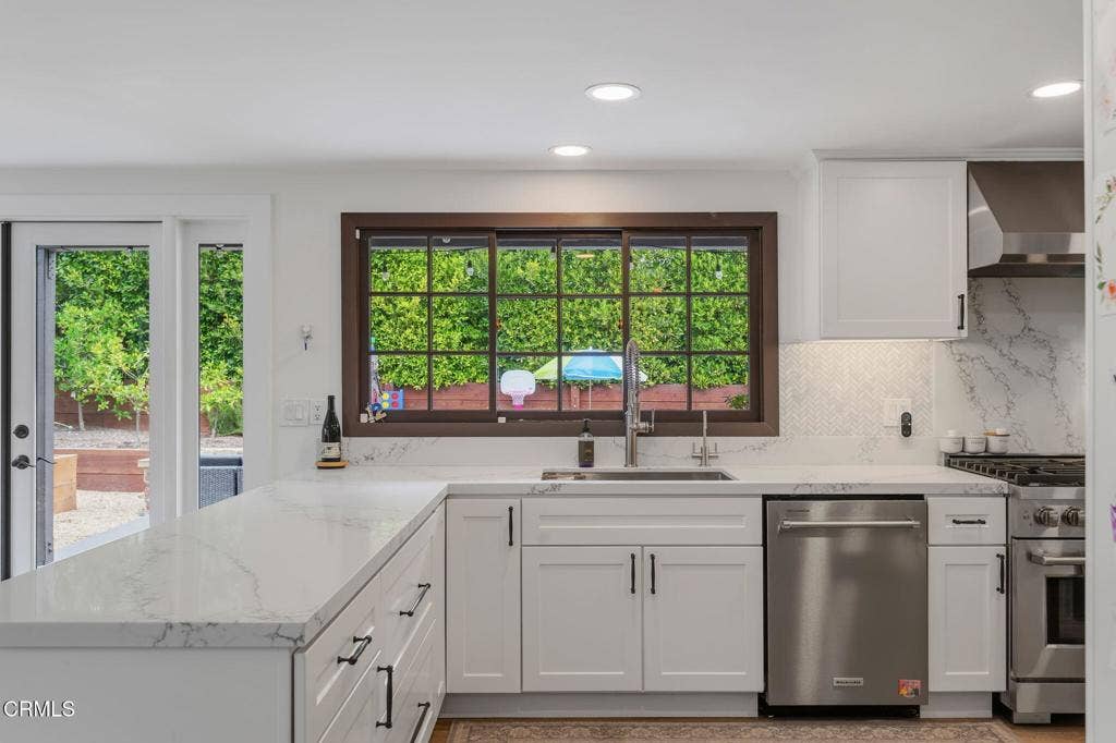 1504 Live Oak Lane, Santa Barbara, CA 93105 16-Kitchen