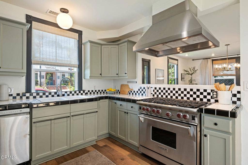 910 N Nopal Street, Santa Barbara, CA 93103 10-Kitchen