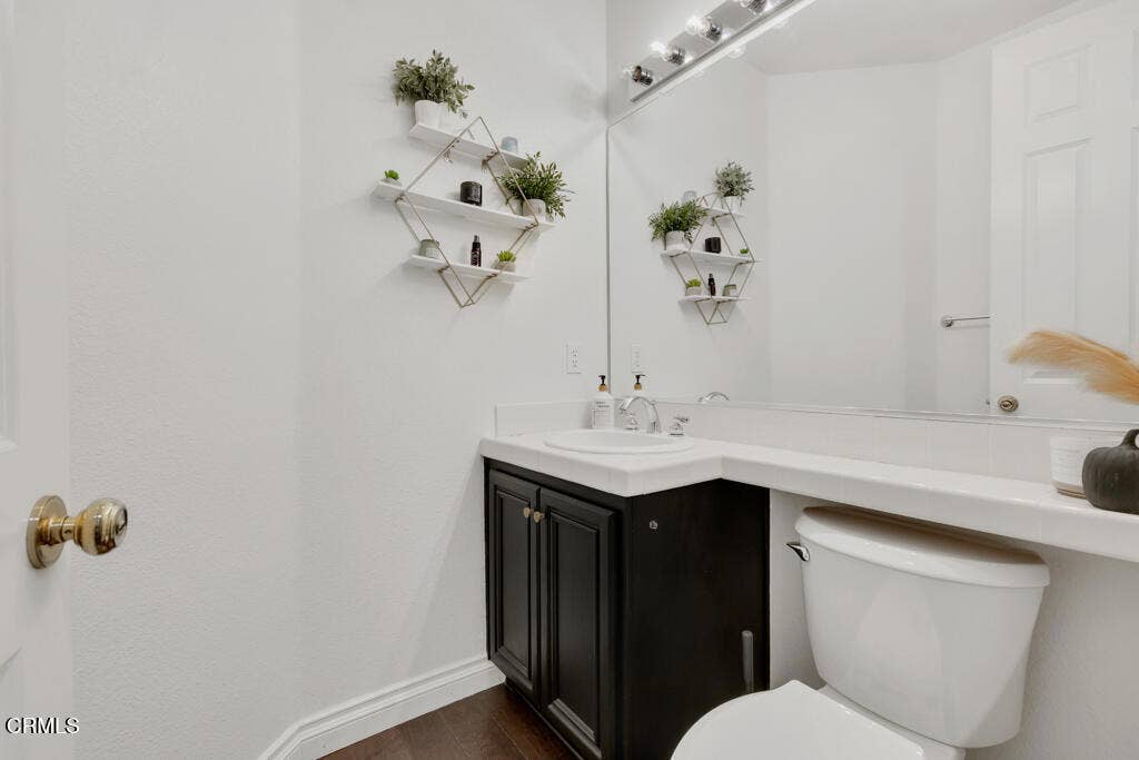 609 Camino Del Sol, Newbury Park, CA 91320 14 - powder room