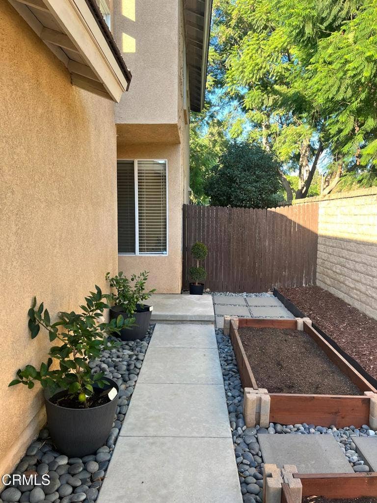 4599 Via Aciando, Camarillo, CA 93012 Entry walkway