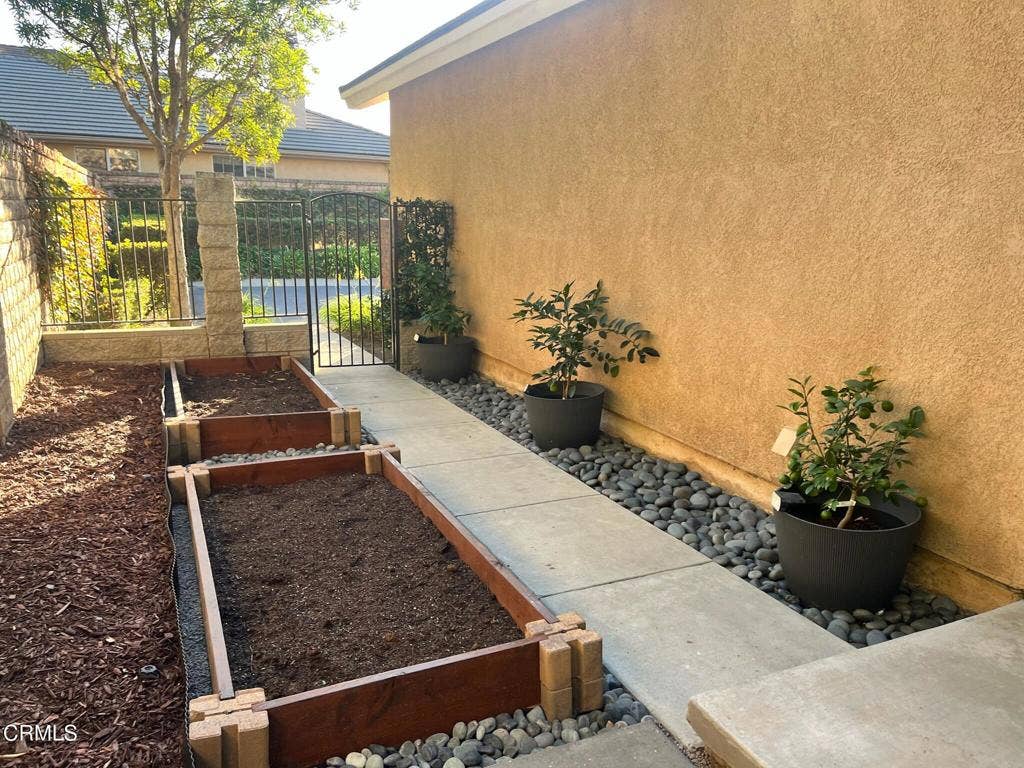 4599 Via Aciando, Camarillo, CA 93012 Entry walkway