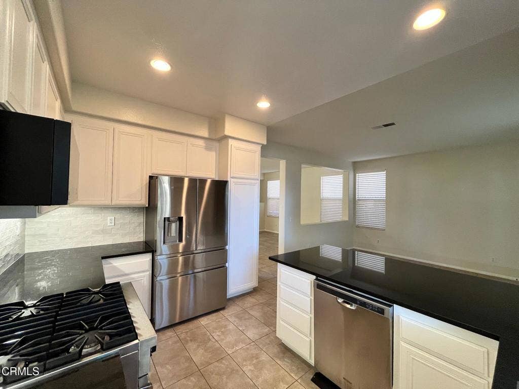 4599 Via Aciando, Camarillo, CA 93012 Stainless appliances