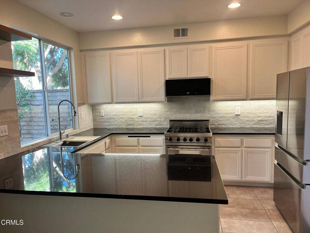 4599 Via Aciando, Camarillo, CA 93012 Counter seating