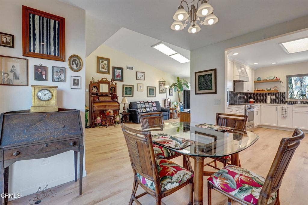 16112 Village 16, Camarillo, CA 93012 20-16112 Village 16-32