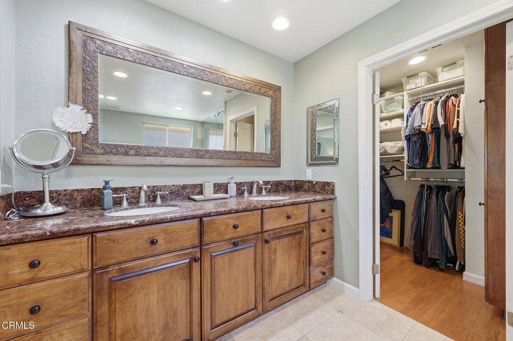 1261 San Como Lane, Camarillo, CA 93012 dual sink and closet
