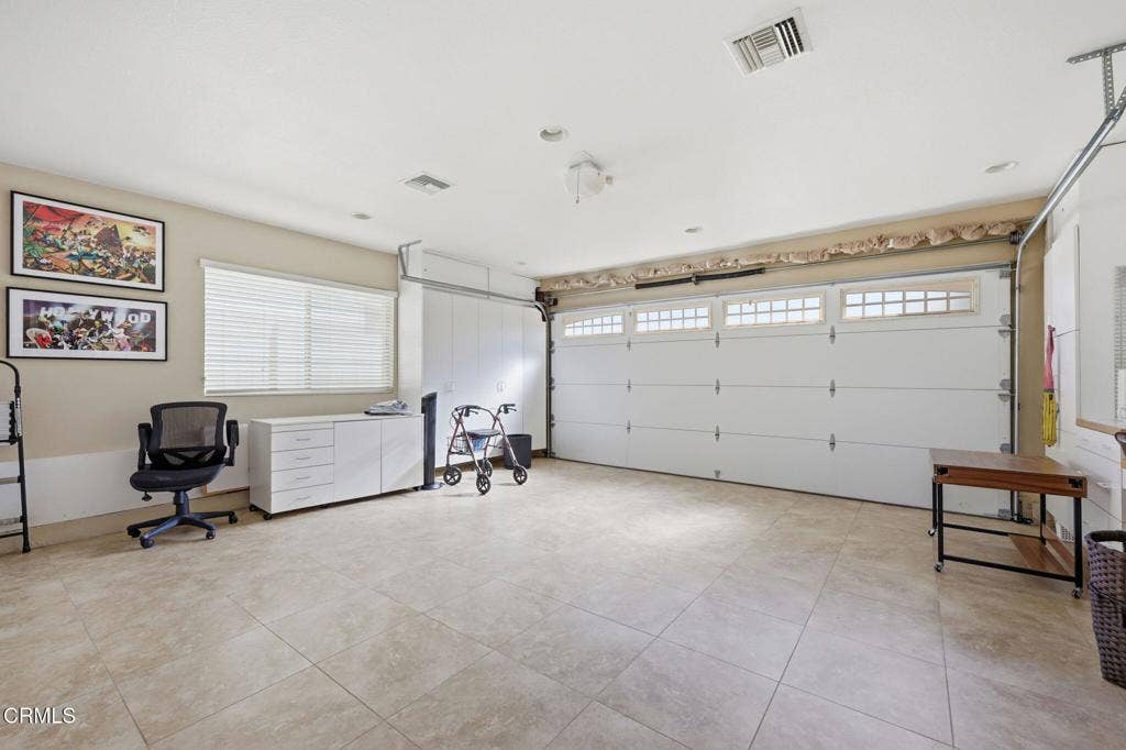 1261 San Como Lane, Camarillo, CA 93012 garage