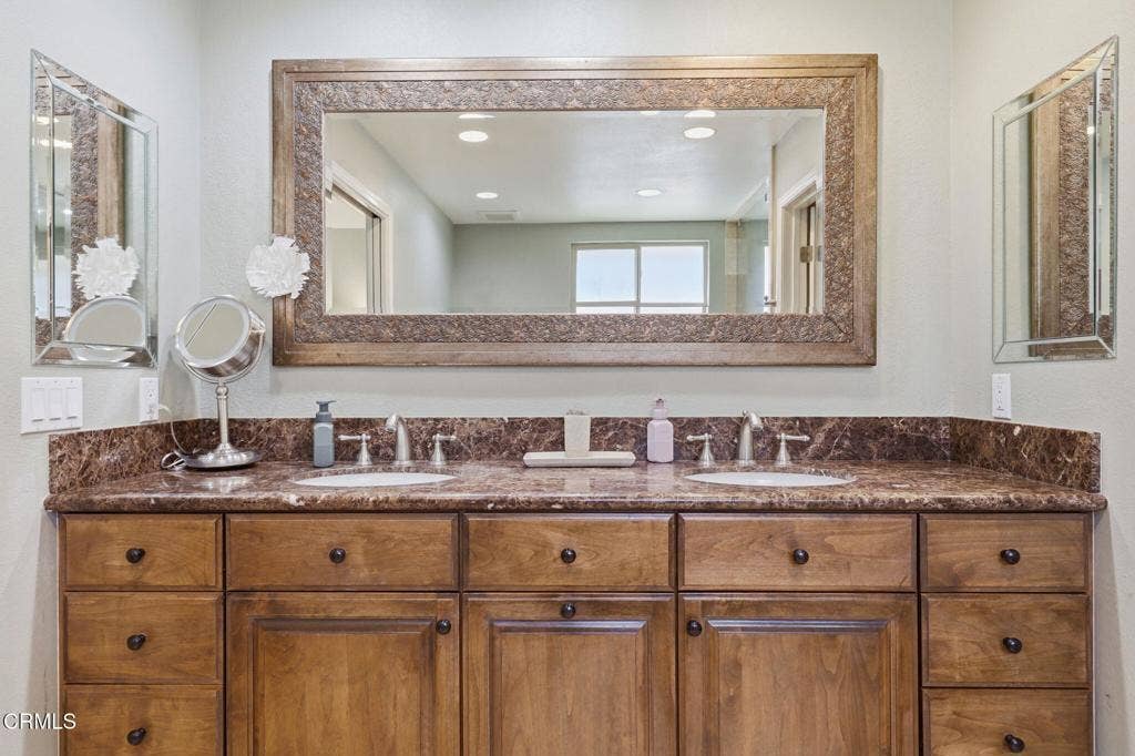1261 San Como Lane, Camarillo, CA 93012 dual sinks