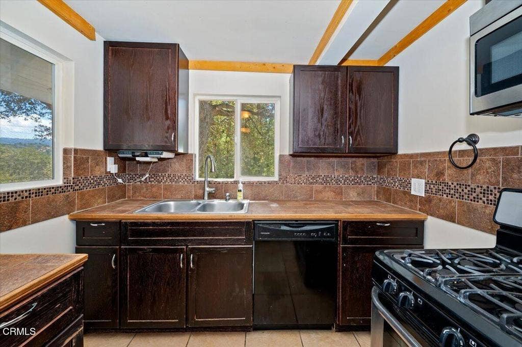 196 Balsam Drive, Cedar Glen, CA 92321 16-Kitchen