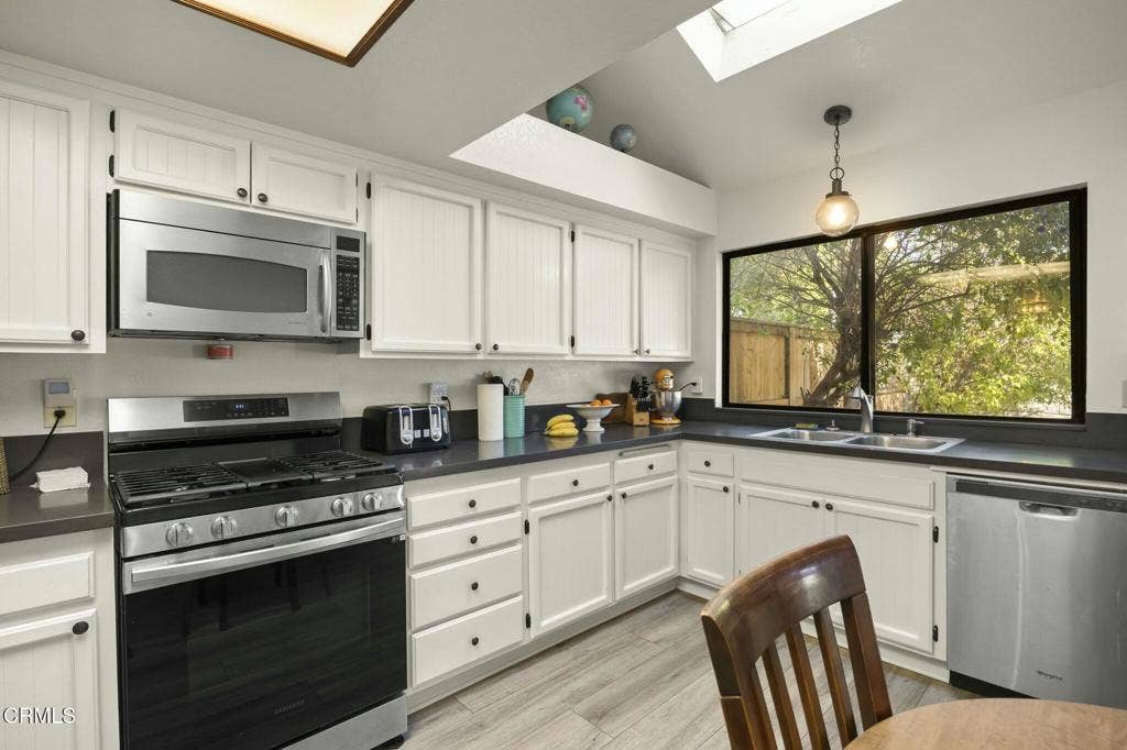 1164 Superior Avenue, Ventura, CA 93004 tempImageGVcIyZ
