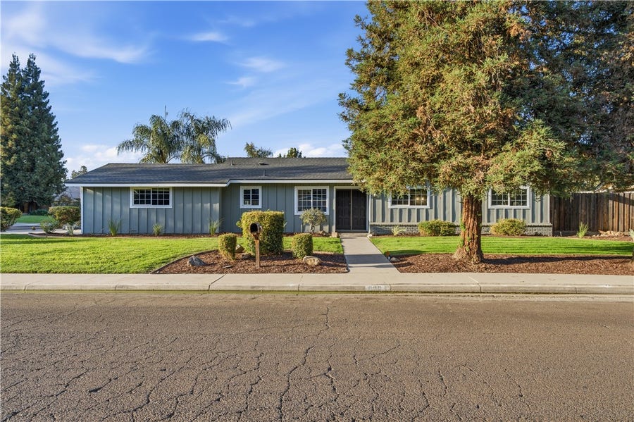 Property photo for 626 W Dorothea, Visalia, CA