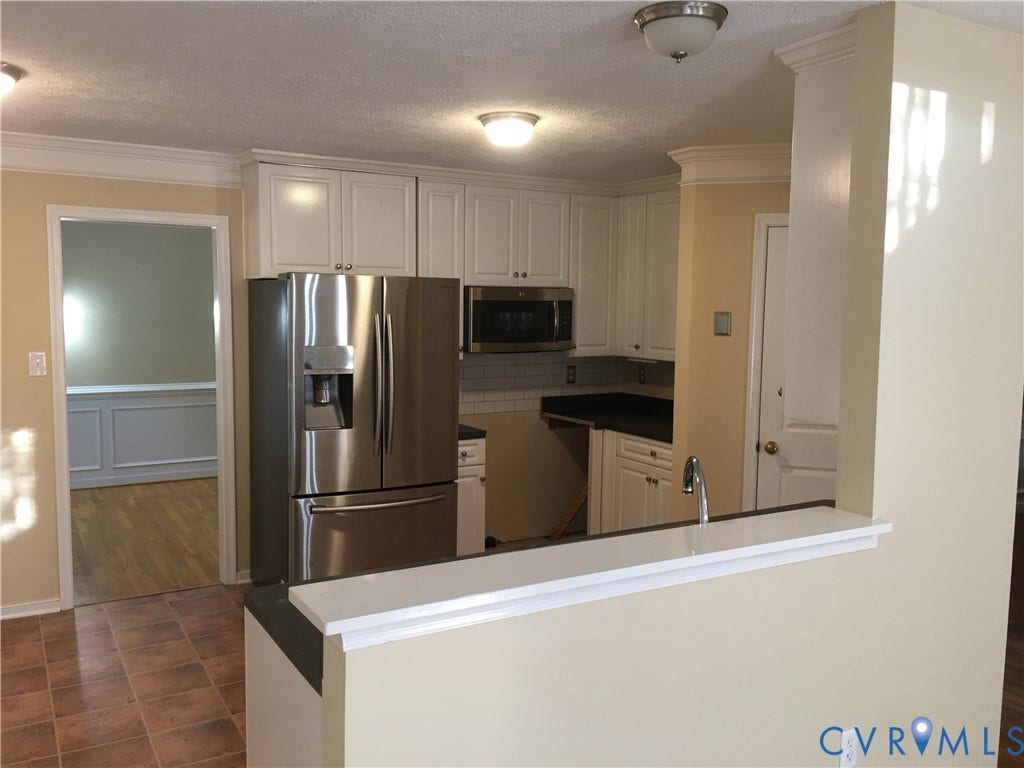5104 Highberry Woods Road, Richmond, VA 23112 Kitchen with appliances with stainless steel finishes, crown molding, white cabinets, a textured ceiling, and decorative backsplash