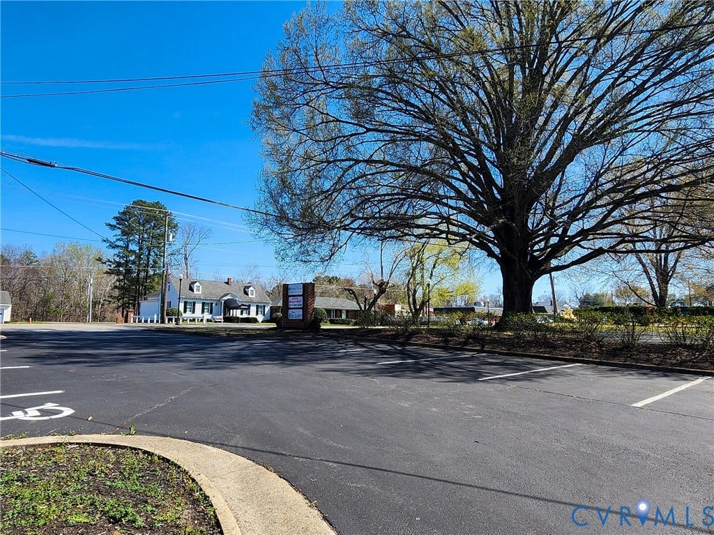 2987 River Road, Goochland, VA 23063 Road frontage and parking lot