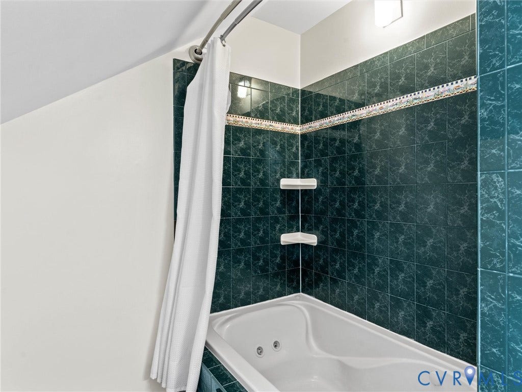 425 Starview Lane, Gum Spring, VA 23065 Bath also has a jetted tub