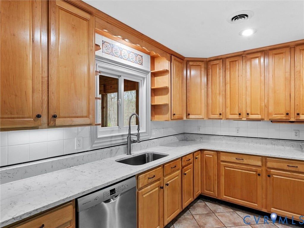 425 Starview Lane, Gum Spring, VA 23065 New Quartz countertops wth stainless steel appliances and maple cabinets