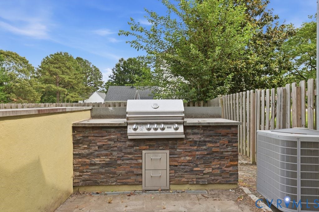 11721 Cedar Lane, Chester, VA 23831 built in grill