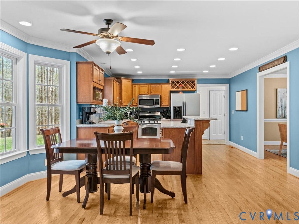 110 Oak Knoll Place, Bumpass, VA 23024 Breakfast nook with bay window