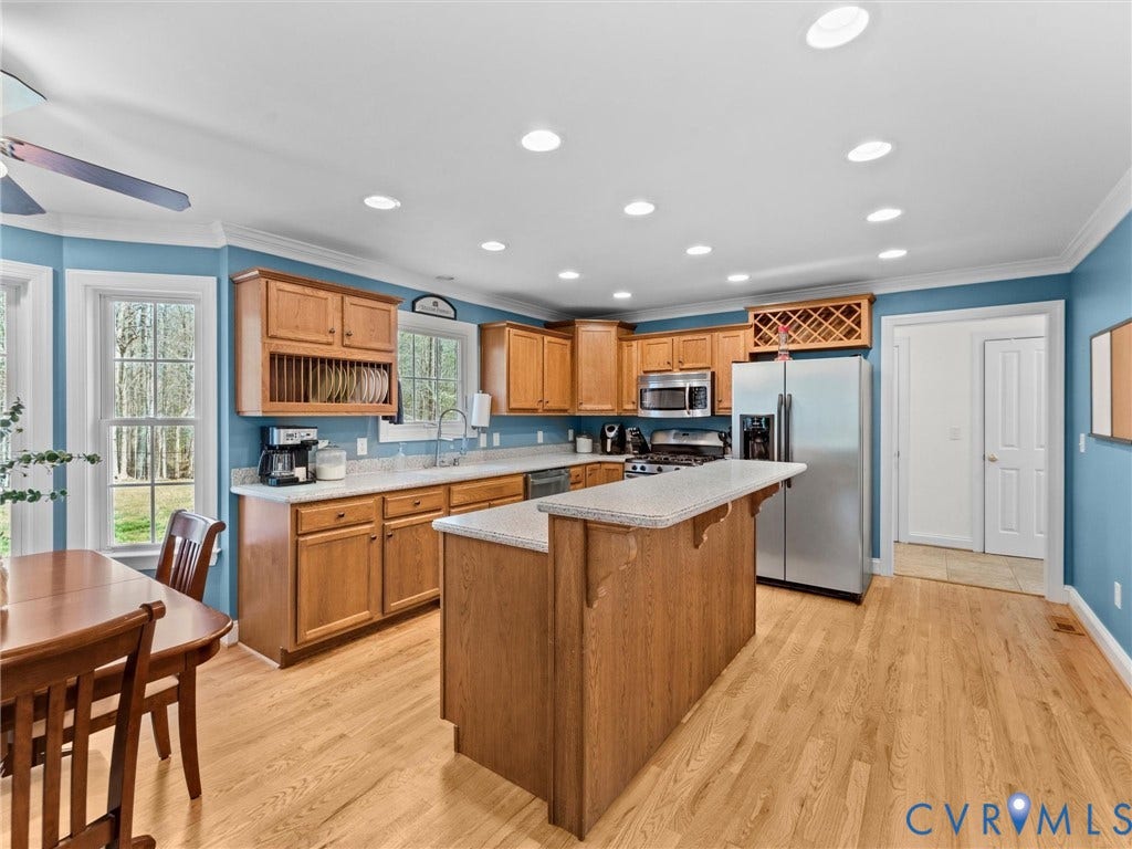 110 Oak Knoll Place, Bumpass, VA 23024 Corian tops, Custom oak cabinetry, gas cooking
