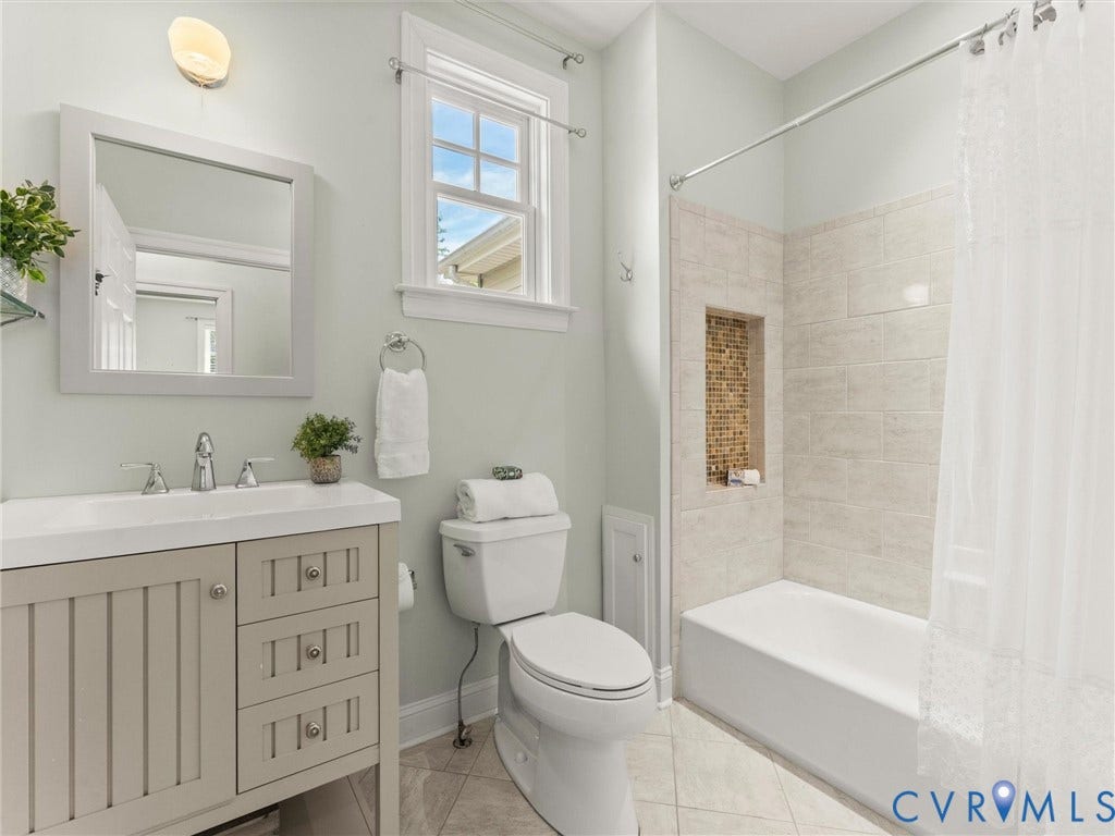 8151 Hidden Valley Court, Hidden Valley, Amelia, VA 23002 Hall bath