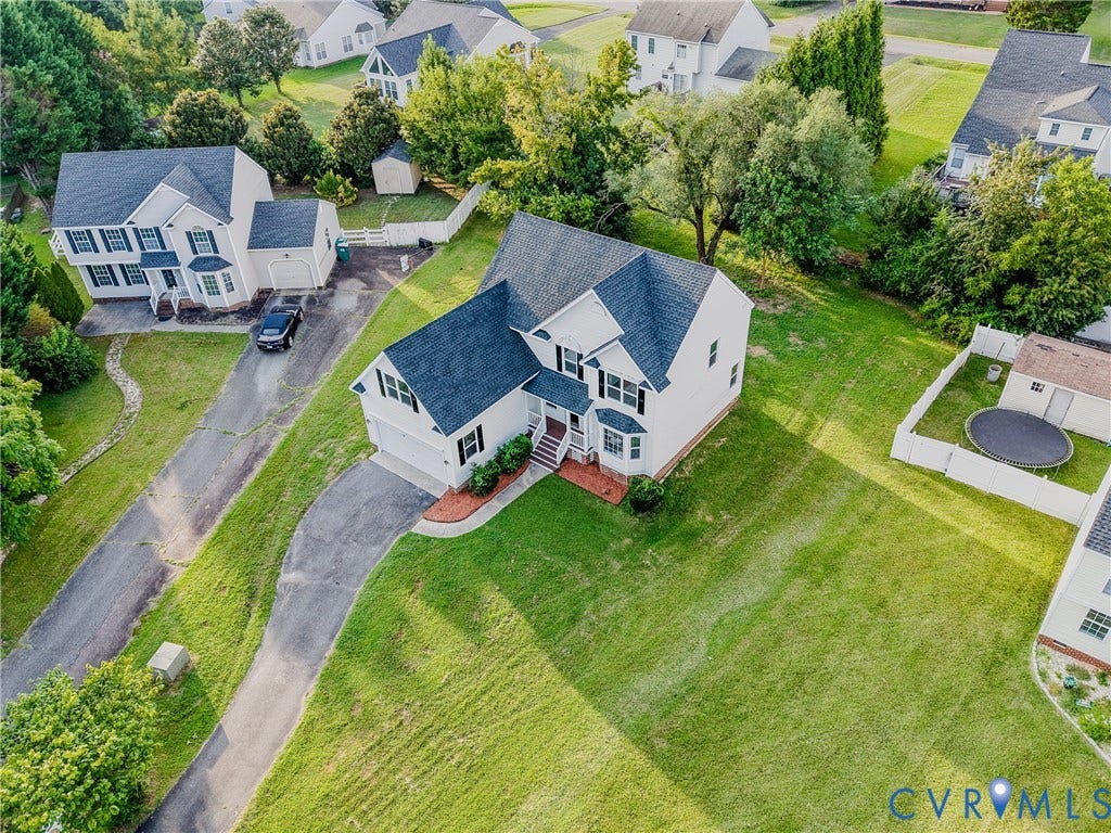 912 Harmony Road, Fairfield, VA 23059 Charming Colonial-style home set on manicured grounds featuring a spacious lawn, mature landscaping, and a welcoming front entrance with brick accents