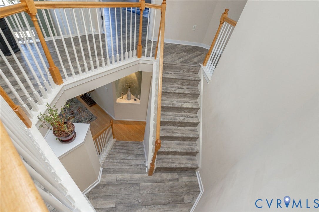 Open foyer with lots of natural light. Inviting!!