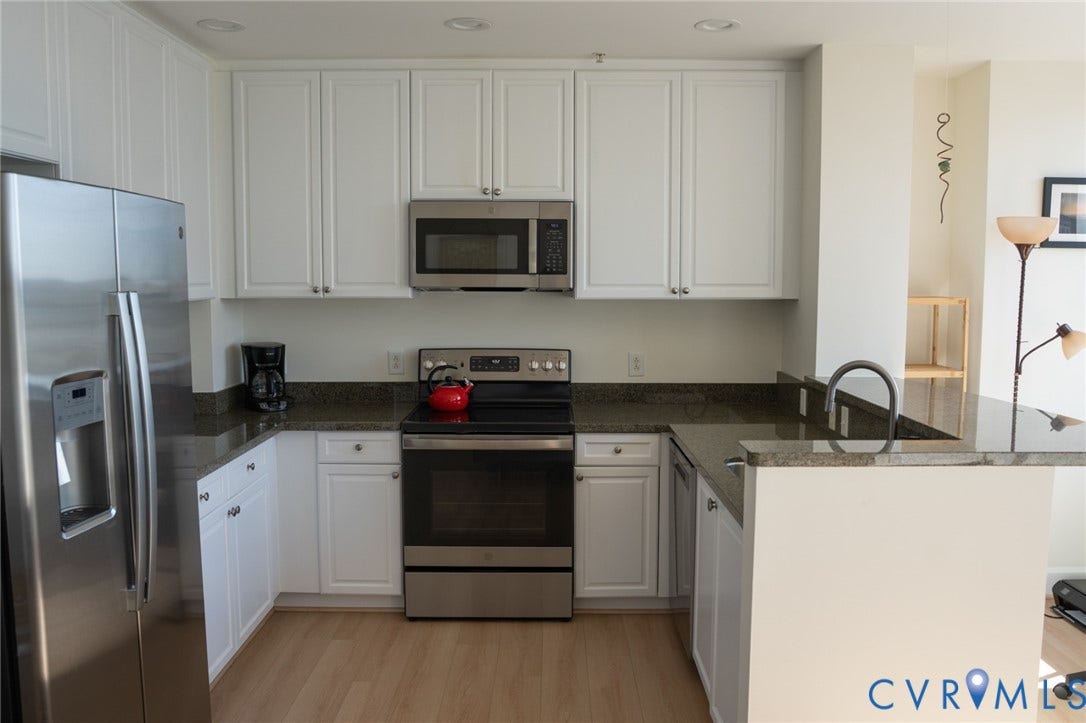 301 Virginia Street, #U804, Downtown, Richmond, VA 23219 Beautiful Kitchen with granite counters, stainless appliances and plenty of cabinet and counter space and views!