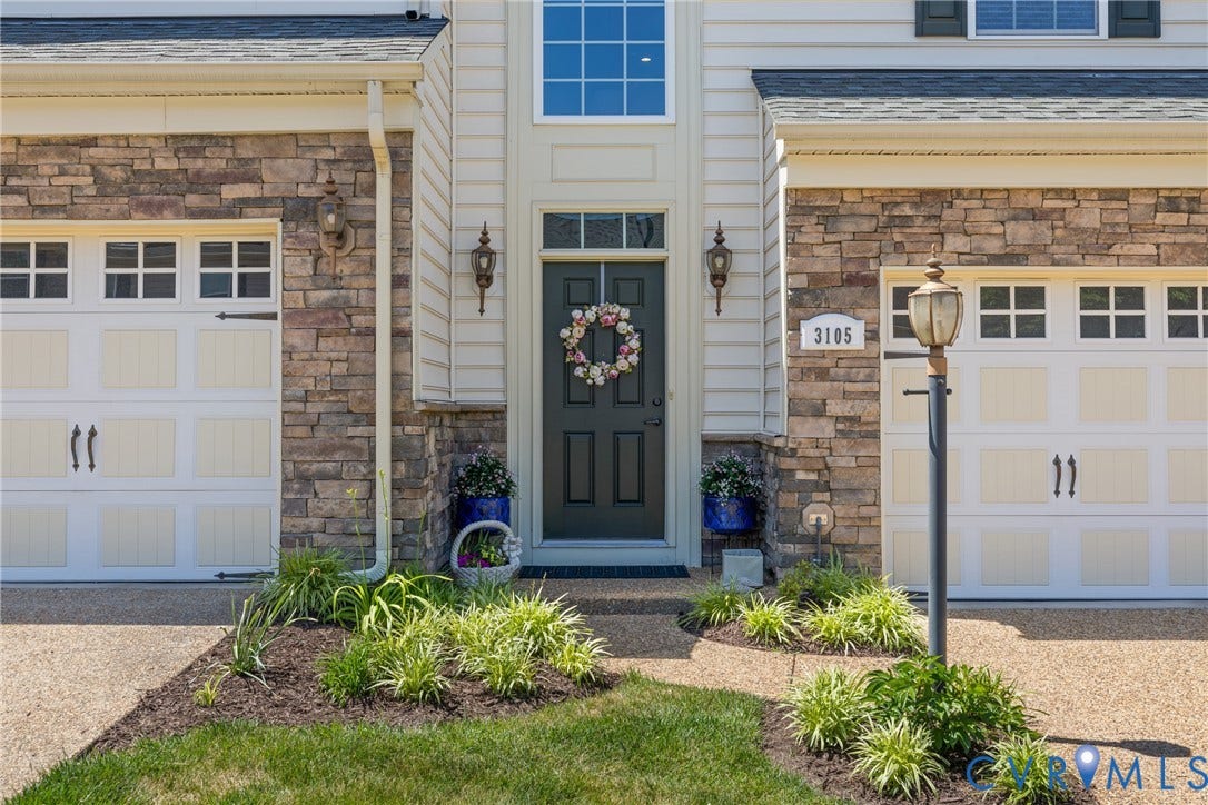 3105 Abruzzo Place, The Villas At Hunton Park, Glen Allen, VA 23059 Welcome to 3105 Abruzzo Place at The Villas at Hunton Park. With a first floor primary suite and 2 additional bedrooms upstairs you'll love all the updates and fresh interior.
