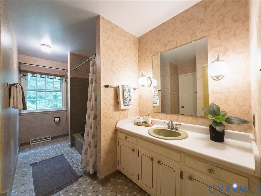 Upper level full bath