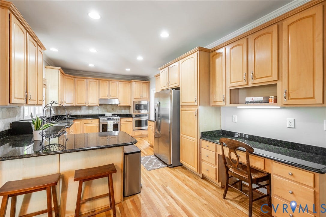 5541 Summer Creek Way, Millstone, Glen Allen, VA 23059 Space for additional seating as well as a work area.