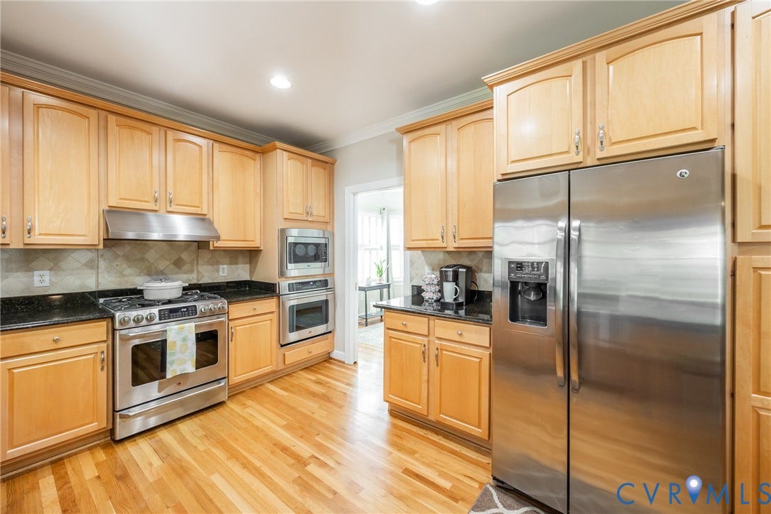5541 Summer Creek Way, Millstone, Glen Allen, VA 23059 Kitchen with stainless steel appliances, hardwoods, tile backsplash and recessed lighting.