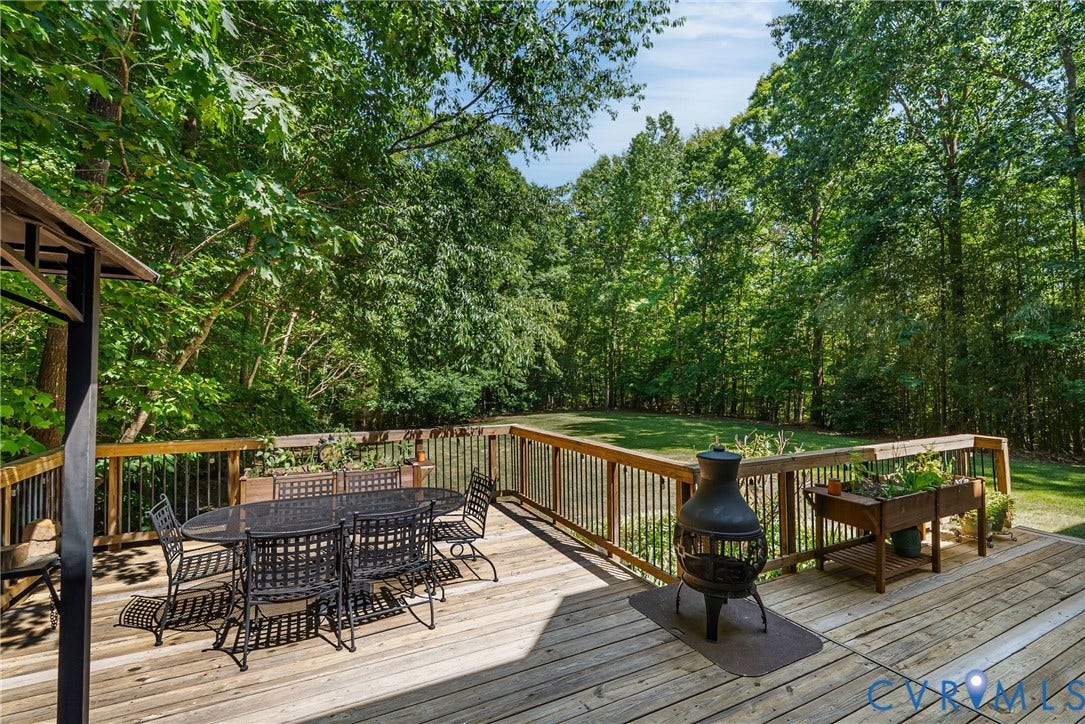 1830 Blackwood Drive, Maidens, VA 23102 Custom 2 level deck