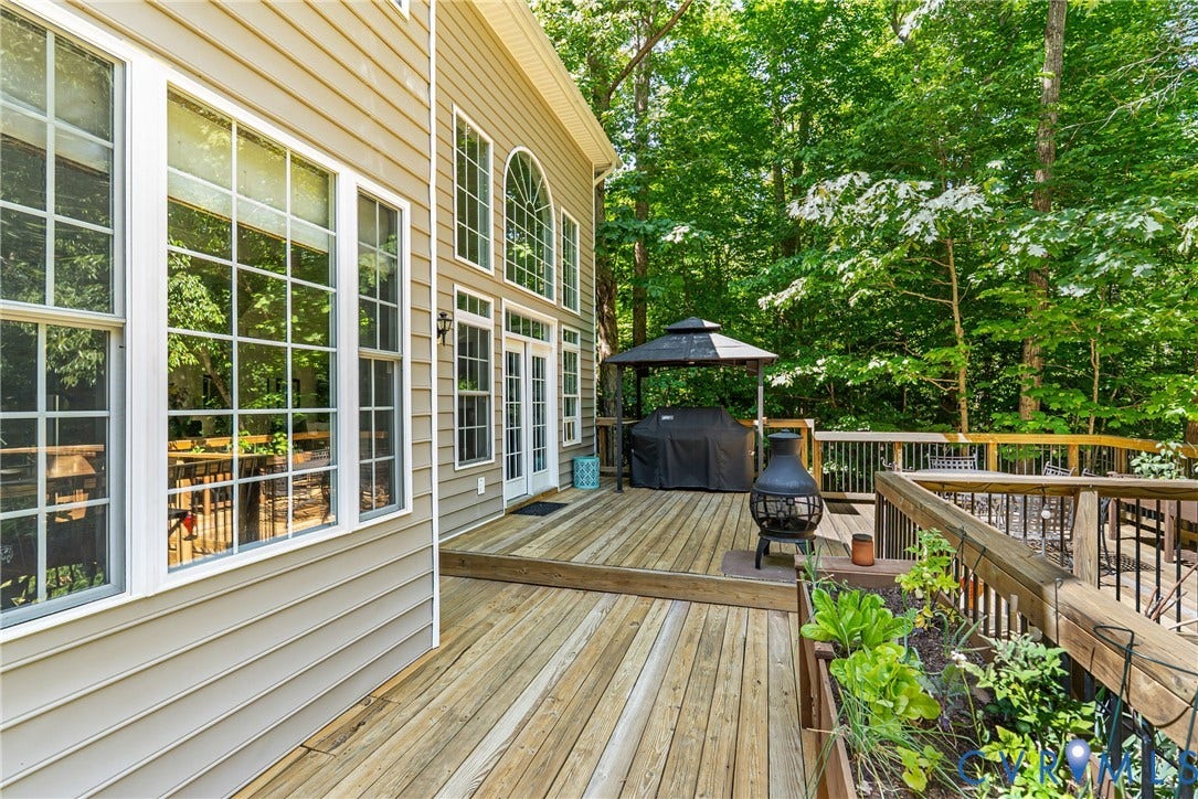 1830 Blackwood Drive, Maidens, VA 23102 Custom 2 level deck
