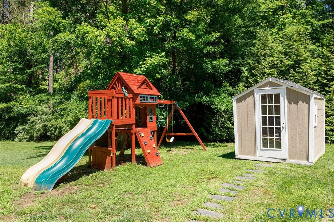 11451 Black Road, Winterpock, Chesterfield, VA 23838 Playhouse and swingset