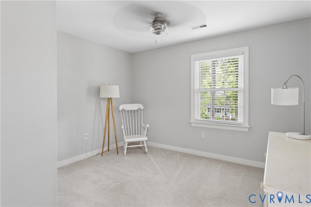 10100 Contessa Court, Glen Allen, VA 23060 Bright room featuring a single window with white blinds, neutral carpeting, light gray wall paint, white baseboards, and a ceiling fan