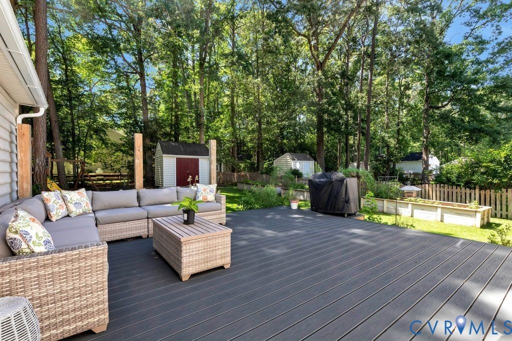 10100 Contessa Court, Glen Allen, VA 23060 Expansive composite deck with a natural wood-toned privacy fence