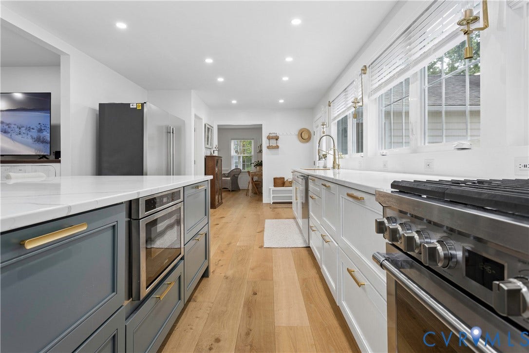10100 Contessa Court, Glen Allen, VA 23060 Modern kitchen featuring light wood-finish flooring and recessed lighting