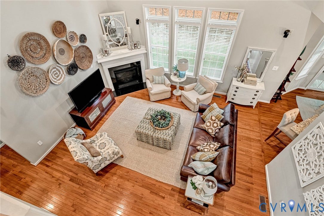 201 Maymont Way, Manakin Sabot, Manakin Sabot, VA 23103 The two story family room has hardwood floor, a gas fireplace, recessed lighting, and both upper and lower windows. It opens into the breakfast nook and kitchen.