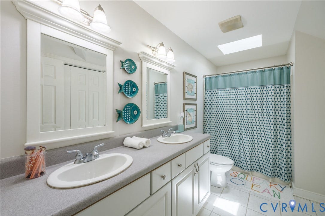 2nd floor full hall bathroom