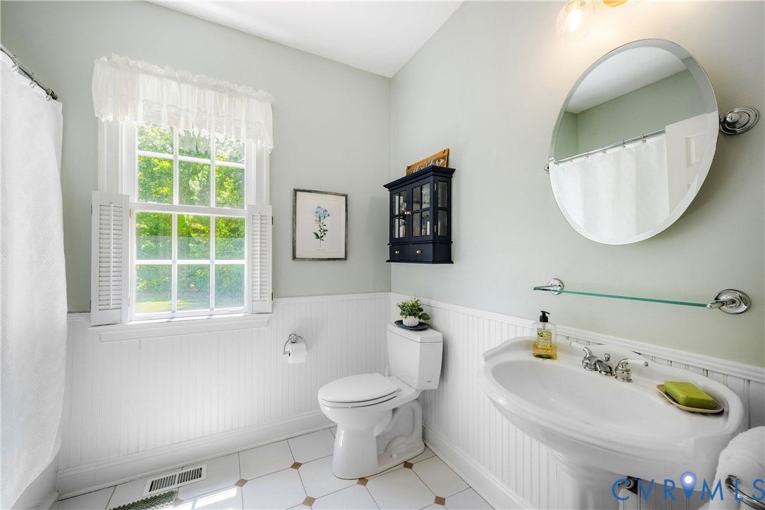 1st flor full hall bathroom