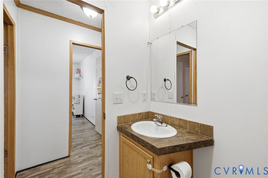 24140 Genito Road, Amelia, VA 23002 Hall Bathroom