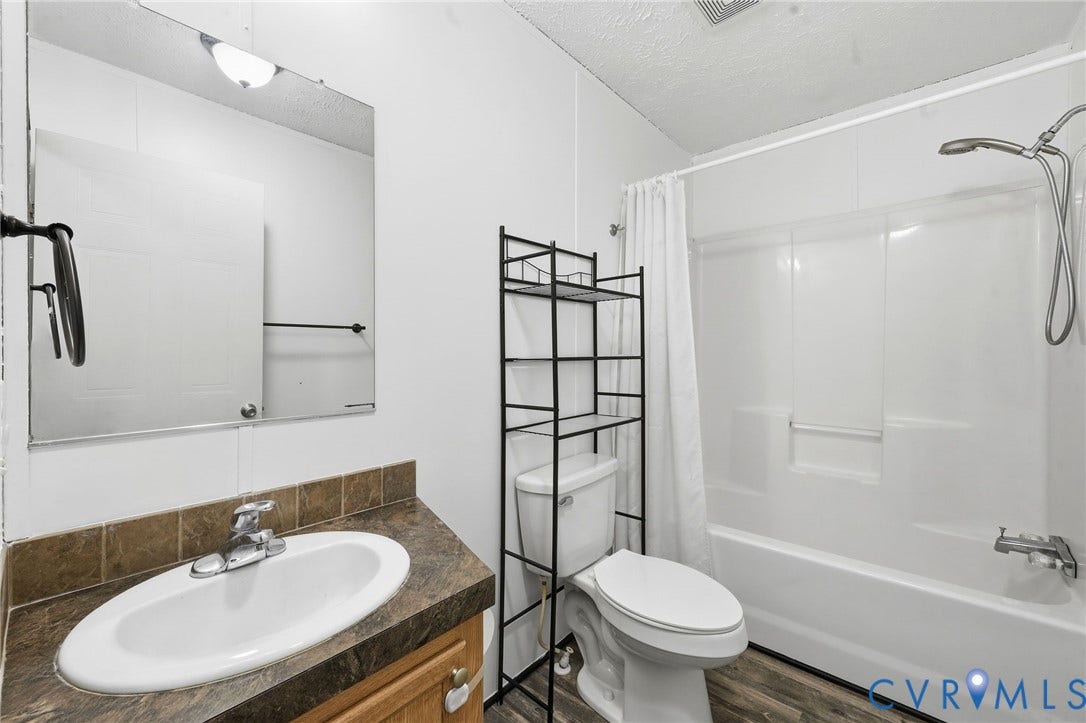 24140 Genito Road, Amelia, VA 23002 Hall bathroom