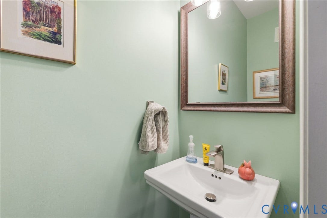 12028 Bennett Court, Glen Allen, VA 23059 1/2 bath off first floor in foyer