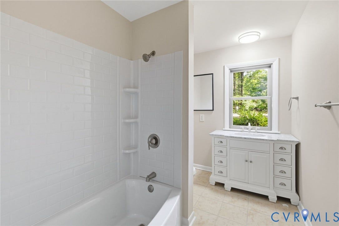 12319 Doe Crossing Lane, Doe Crossing, Glen Allen, VA 23059 1st floor hall bathroom