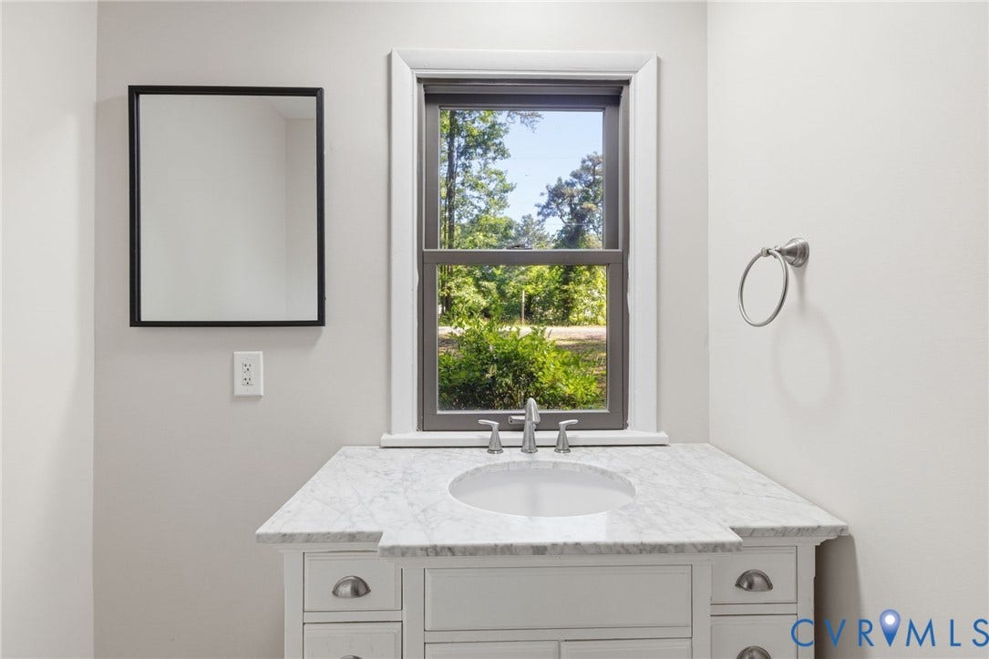 12319 Doe Crossing Lane, Doe Crossing, Glen Allen, VA 23059 1st floor hall full bathroom