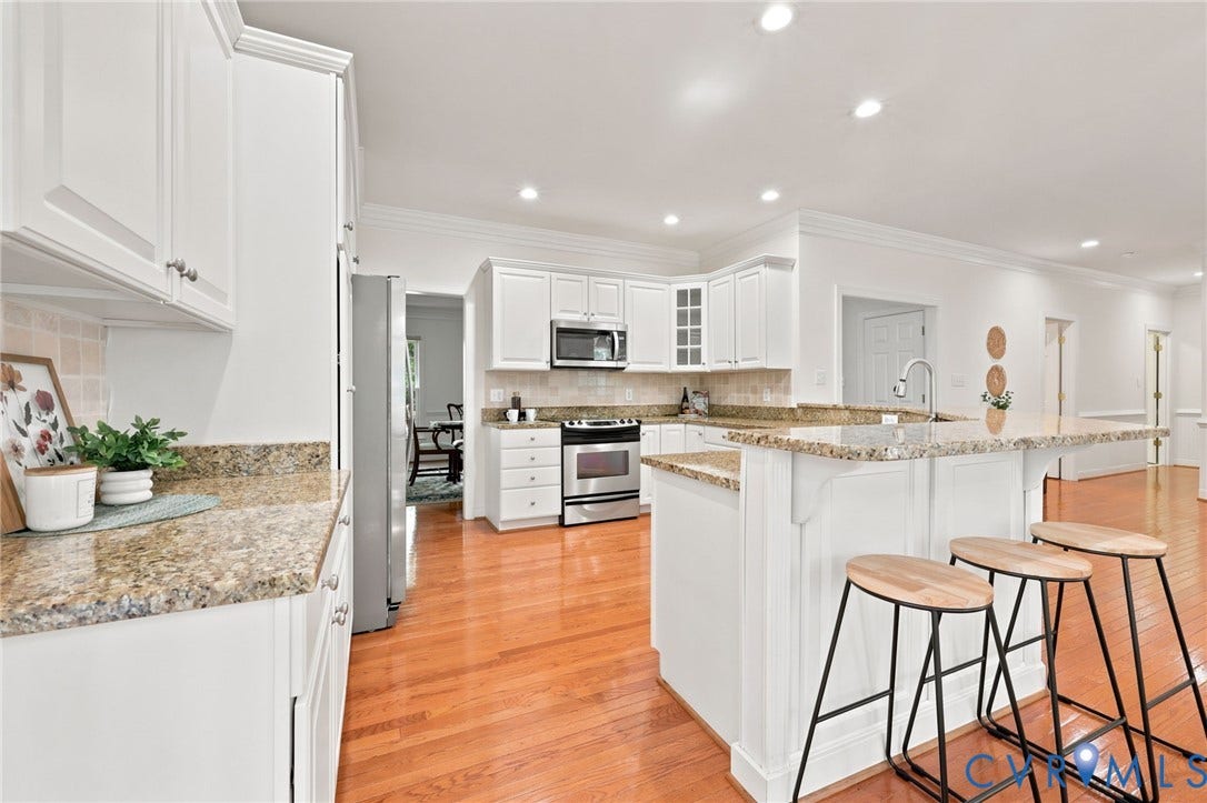 4701 Regal Oaks Road, Glen Allen, VA 23059 Lots of extra seating around this spacious breakfast bar