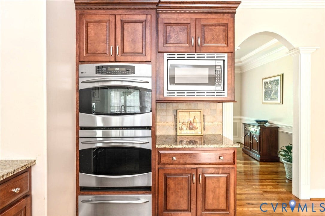 2220 French Hill Terrace, Powhatan, VA 23139 Double Stainless Oven, Warming Tray, and Microwave. Notice Arch Opening and Fluted Columns leading to Dining Room