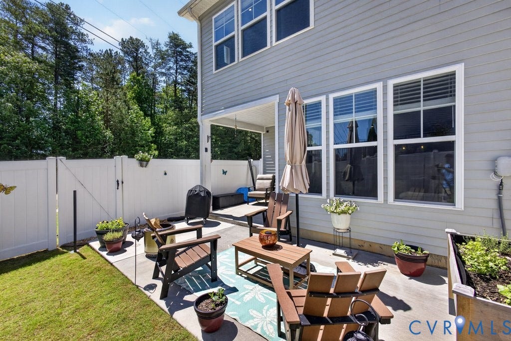 7669 Leeds Castle Lane, Maidstone Village Townhomes, New Kent, VA 23124 Concrete patio w/enclosed vinyl privacy fence